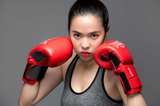 《我的狐仙老婆》周梦挑战打女 95后小花练长鞭