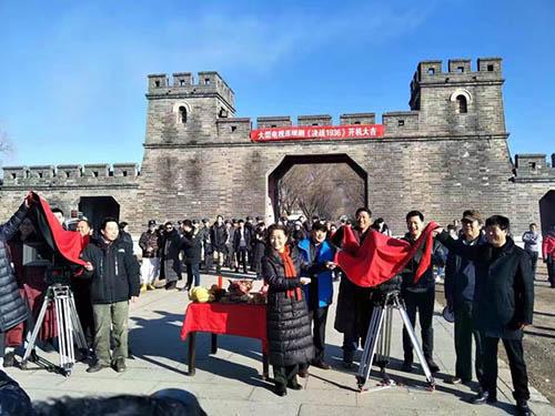 抗战剧《决战1936》开机  常荻提前用功当学霸