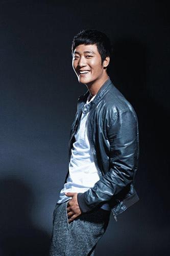 抗战剧《决战1936》开机  常荻提前用功当学霸