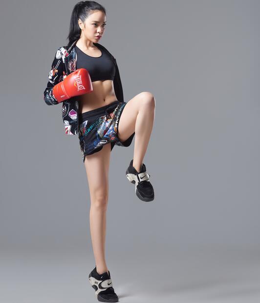 《我的狐仙老婆》周梦挑战打女 95后小花练长鞭