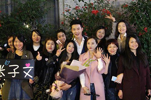 张子文《我星飞扬》获粉丝探班  被赞片场劳模