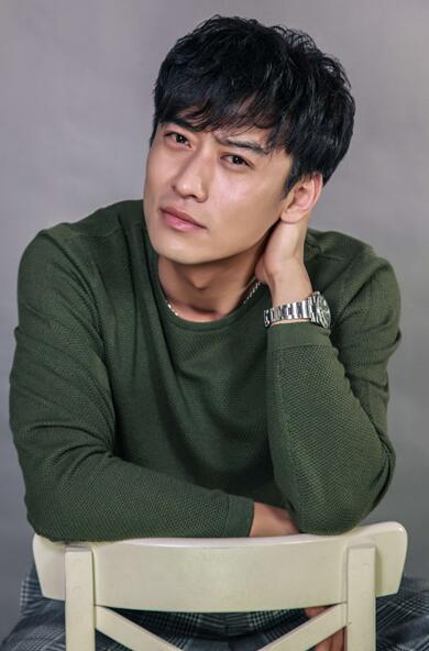 《星光灿烂》《鸡毛飞上天》热播 郑奇演技获赞