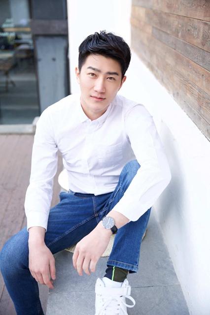 《最强男神》王尊杀青 戏里龟毛戏外帅气反差大 