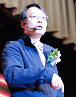 表哥何春扮演者