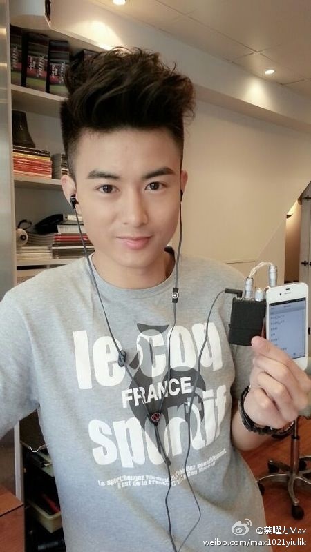金毛男扮演者
