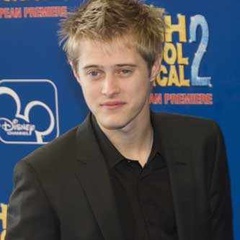 TobyKennish 扮演者 卢卡斯·史蒂芬·盖比尔LucasGrabeel