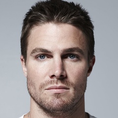奥利弗·奎恩/OliverQueen 扮演者 斯蒂芬·阿梅尔