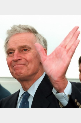 查尔登·海斯顿个人介绍