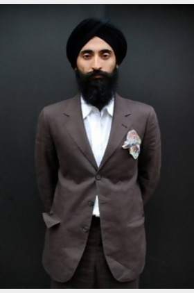 瓦利斯·阿鲁瓦里亚个人介绍