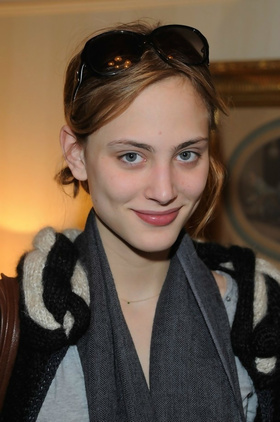 诺拉·阿娜泽德尔个人介绍