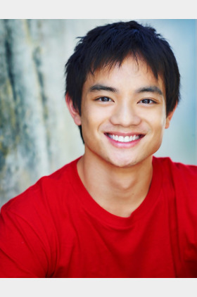 欧斯瑞克·周Osric Chau个人介绍