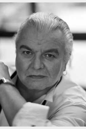 休·基斯-拜伦个人介绍